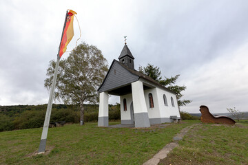Kleine Kapelle mit Deutschlandflagge