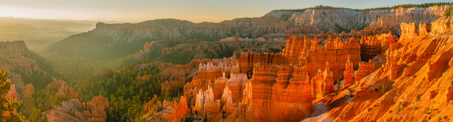 Red-pink-orange rock formation, Bryce canyon sunrise, panorama - obrazy, fototapety, plakaty