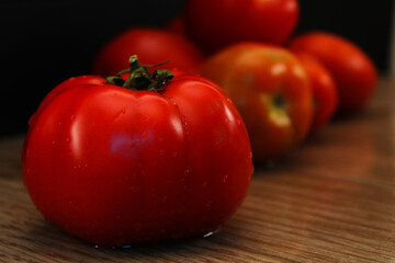tomate/jitomate frescos sobre tabla de madera