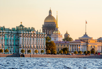St. Petersburg cityscape with St. Isaac's Cathedral, Hermitage museum and Admiralty, Russia - obrazy, fototapety, plakaty