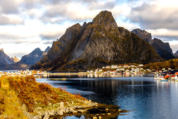 Reine, wioska rybacka na Lofotach w Norwegii, przykładowe zdjęcia - obrazy, fototapety, plakaty