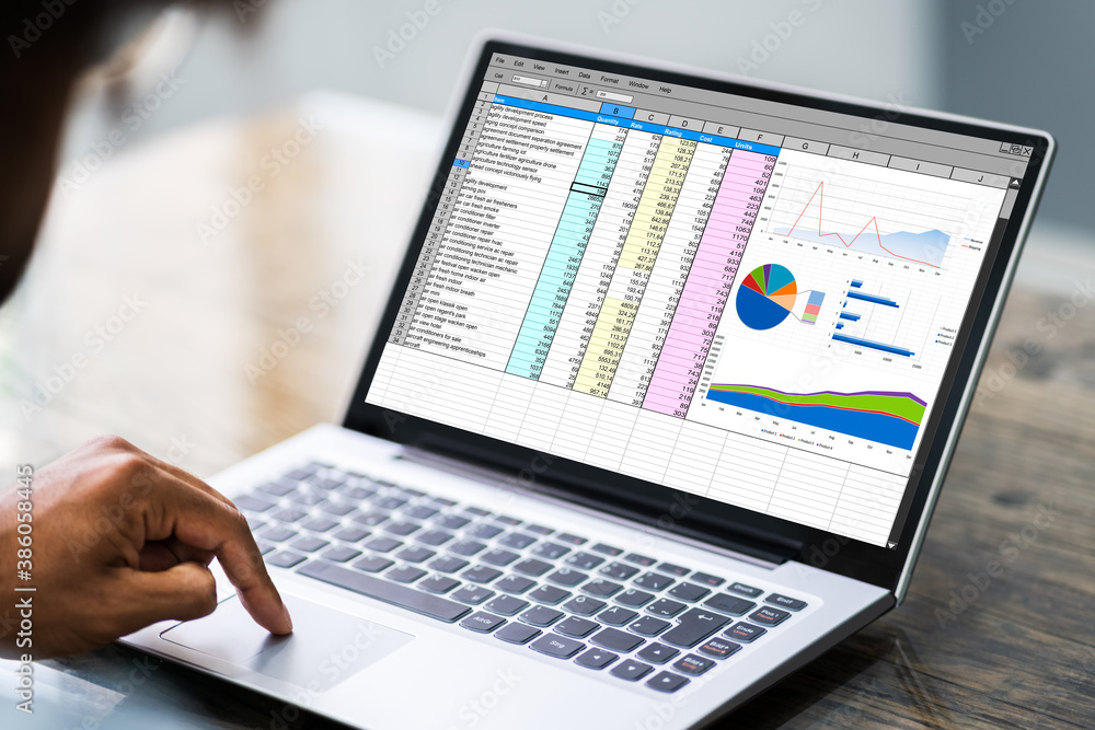 Aufkleber spreadsheet data on laptop computer