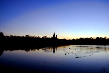 Naklejka premium Peterhof, autumn evening, mid-October