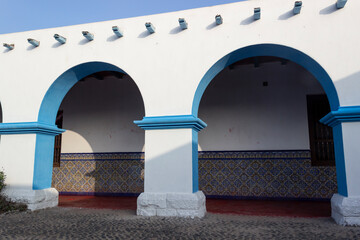 Arcos y pasillo de casa colonial antigua