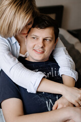 Obraz premium Man and woman hugging and having fun on the couch