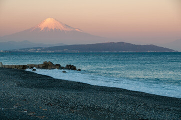 焼津・石津浜から望む夕暮れの富士山と駿河湾：Mount Fuji and Suruga Bay at...