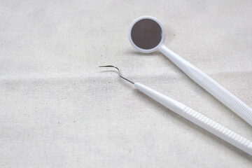 デンタルミラーと歯石取り用の道具