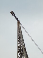 Grúa de construcción en contrapicado y formato vertical