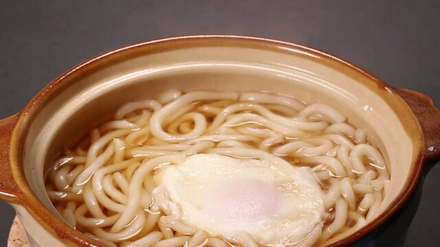 鍋焼きうどん　土鍋の蓋を開ける