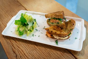 Sanduíche natural servido com salada