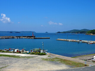 角島周辺、静かな港。
