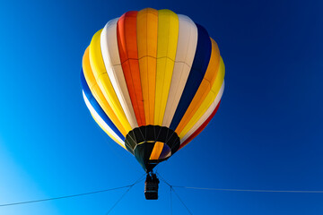 日本　早朝で快晴の空に係留飛行する熱気球