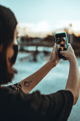 Chica joven urbana con mascarilla coronavirus pandemiua covid-19 en skatepark con patin skate...