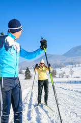 gemeinsam Skaten in winterlicher Natur