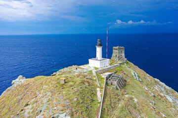 Luftaufnahme der Insel Giraglia  und dem Leuchtturm im blauen Mittelmeer, Cape Corse, Department Haute-Corse, Korsika, Frankreich