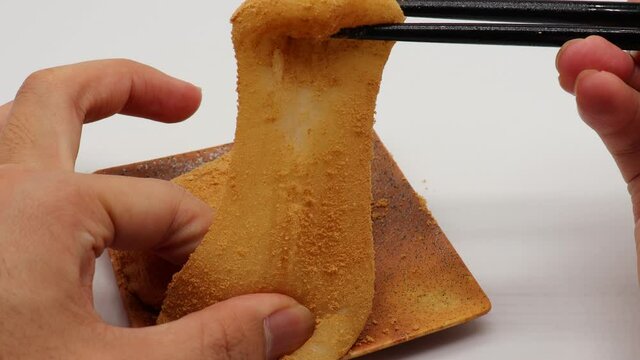 あべかわもち　きなこもち　静岡県の名物　箸で伸ばす