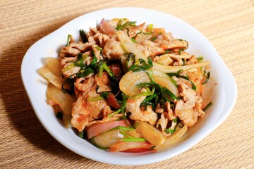 豚肉と玉ねぎとニラのキムチ炒め