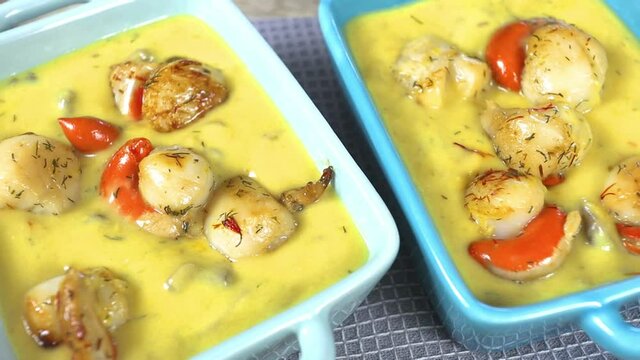 saint-jacques cuisin&eacute; avec une sauce safran