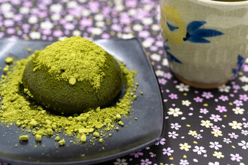 高級な丸い抹茶のわらび餅とお茶