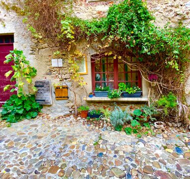 house in the garden in Perouges
