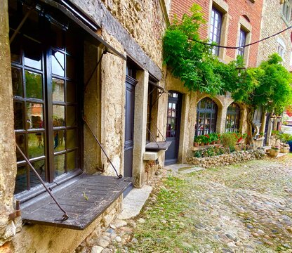 street in the town of the town of Perouges