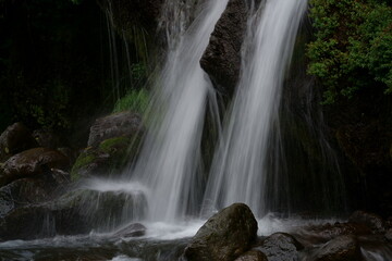 Fototapeta na wymiar 水の流れが美しい滝の風景　-吐竜の滝、北杜市、長野県、日本