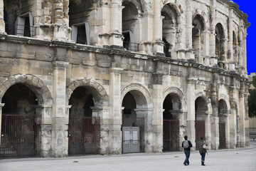 Fototapeta na wymiar Au pied des arènes romaines de Nîmes, France