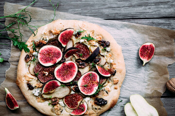 Pizza with gorgonzola, figs, pears and nuts