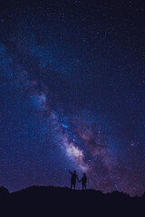 Silhouette of  couple on the hill.  Stargazing at Oahu island, Hawaii. Starry night sky, Milky Way galaxy astrophotography. - 386118611