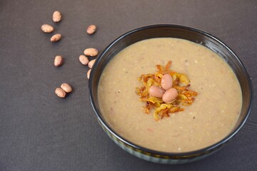 Cranberry bean soup with caramelized onion