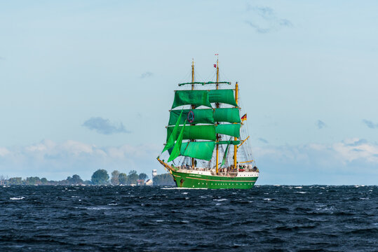 Kiel, Herbst 2020 Mit dem ersten Herbststurm lief das gecharterte Segelschulschiff der Deutschen Marine die &bdquo;Alexander von Humboldt ll&ldquo; in die Kieler F&ouml;rde ein