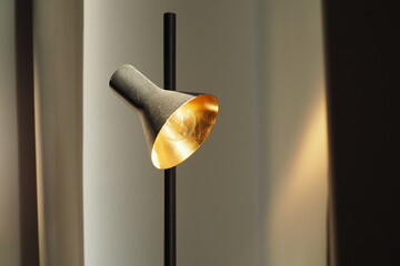 Stylowa stojąca lampa ze złotym w środku abażurem