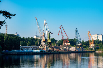 Obraz premium cranes in port