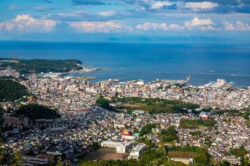 天狗山山頂から眺めた小樽市街地の街並みと、青空が映える石狩湾