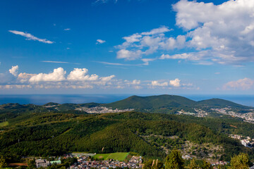 北海道・小樽市にある天狗山の山頂から見た、快晴の青空と遠くに見える海