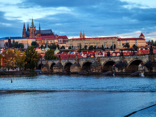 Obraz premium View on Prague Castle and Charles Bridge in the morning light on an autumn morning