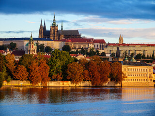 Obraz premium View on Prague Castle and Kampa Island in the morning light on an autumn morning