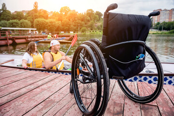People with disabilities sail on a rowing boat.