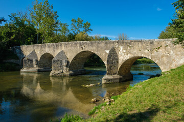 Fototapeta na wymiar Historische Steinbrücke über die Altmühl in Pfünz bei Eichstätt im Altmühltal unter blauem Himmel im Sommer