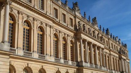 Fototapeta na wymiar Façade du château de Versailles, célèbre palais royal français, architecture du monument (France)