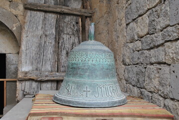 Obraz premium yerevan city armenia excursion travel totev temple stonehenge journey walk tour city suburb village road path people mountains slopes rocks road walls path nature temples ancient buildings