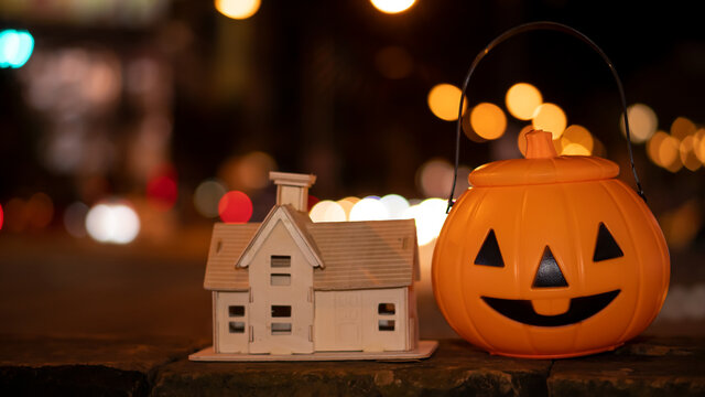 Pumpkins and floor-standing house designs for Halloween decorations.