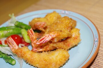 皿に盛りつけたエビフライ
