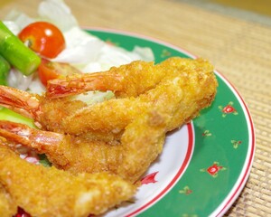 皿に盛りつけたエビフライ