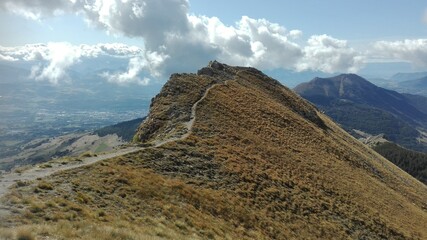 photo de crête de montagne, été, ciel bleu, nuage