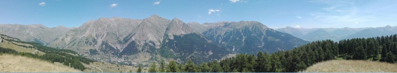 Obraz premium photo de vallée alpine prise en été en format panorama