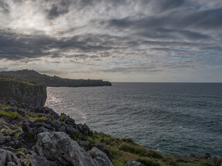 Fototapeta na wymiar Beautiful sunset next to some cliffs by the sea