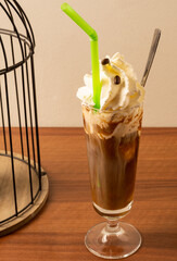 Eiskaffee mit einer Kugel Vanilleeis und garniert mit Sahnehaube