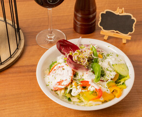 gemischter Salat mit Gurke, Paprika, Zwiebeln, Tomate und Mais