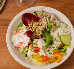 gemischter Salat mit Gurke, Paprika, Zwiebeln, Tomate und Mais